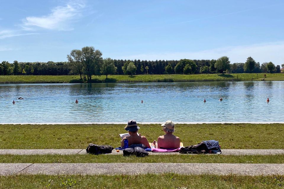 Ein älteres Ehepaar an einem See