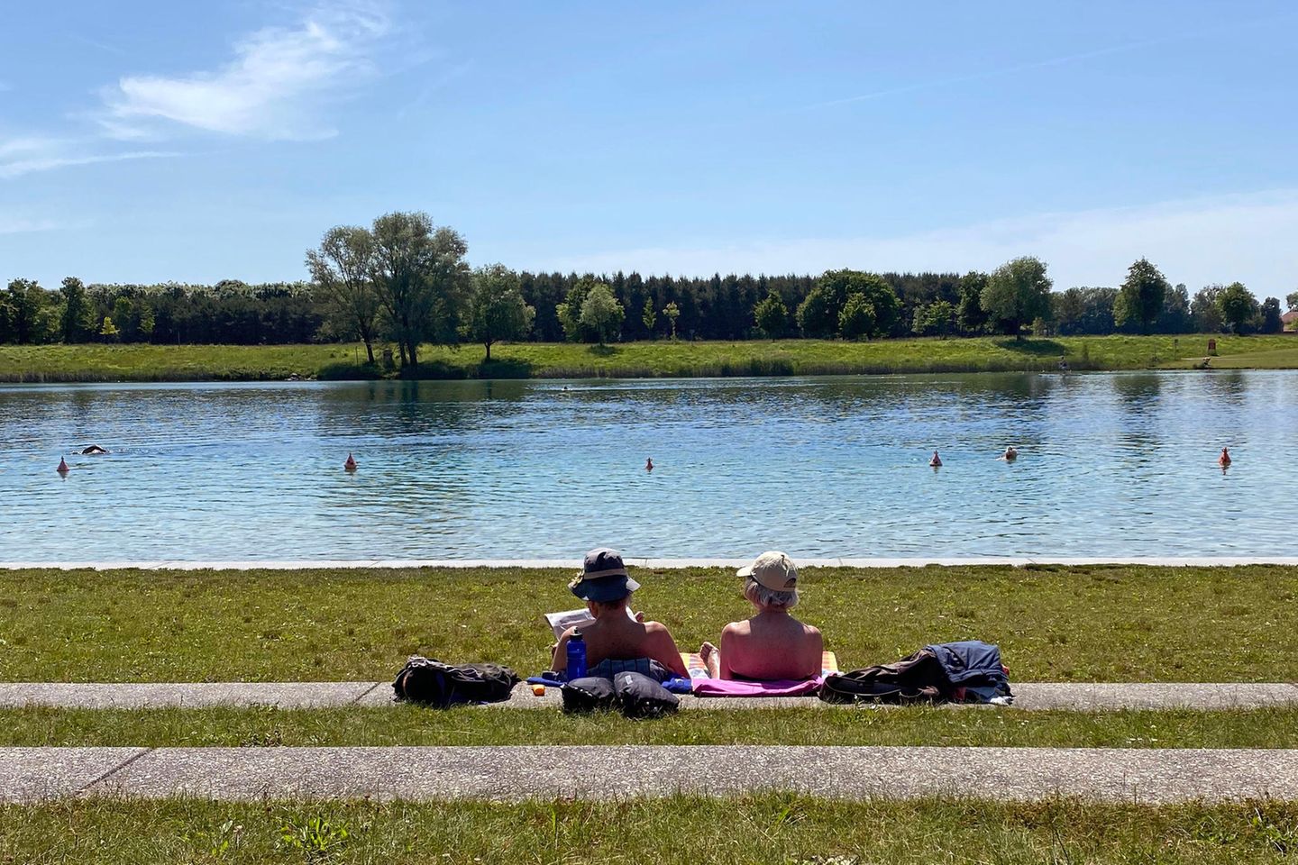 Ein älteres Ehepaar an einem See