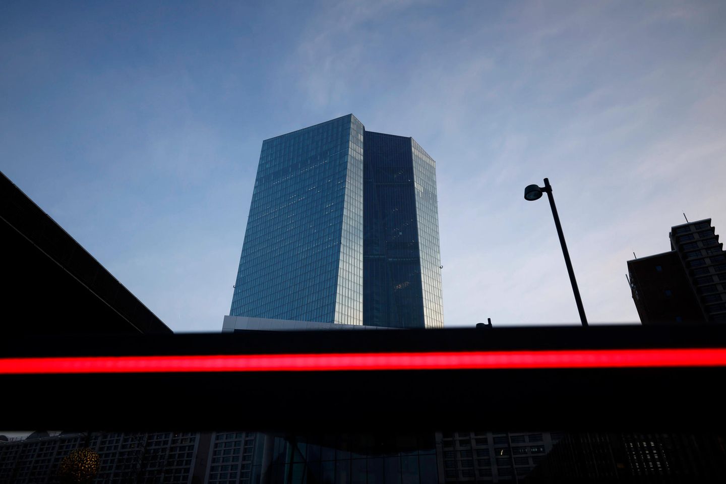 Türme der Europäischen Zentralbank in Frankfurt. Viele Jahre pumpte die EZB Geld in den Markt, was vor allem in Deutschland stark kritisiert wurde