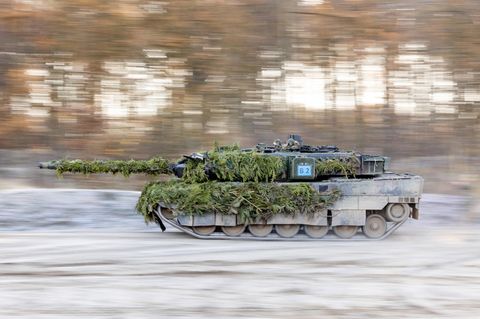 NATO Soldaten trainieren mit ihren Kampfpanzern des Typen Leopard 2 A7V in Munster