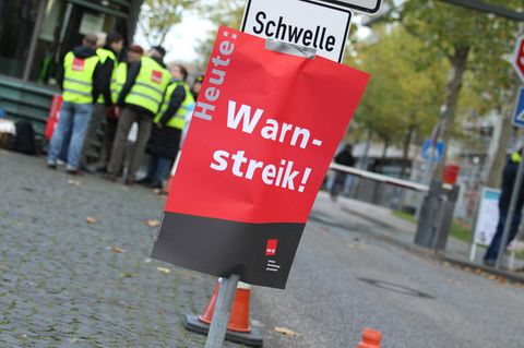 Die Gewerkschaft Verdi fordert für die Angestellten von Bund und Ländern 10,5 Prozent mehr Lohn, mindestens aber 500 Euro