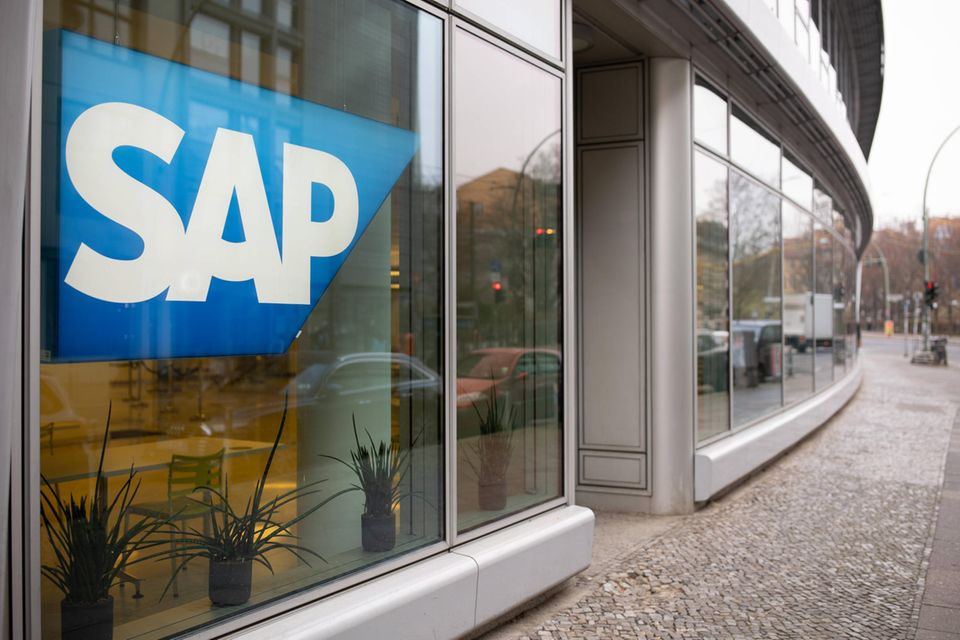 SAP hat es als einziges Unternehmen in jedem der achte Jahre in das Ranking der 25 besten Arbeitgeber Deutschlands geschafft. Der Softwareanbieter verbesserte sich 2023 um zwei Ränge auf den vierten Platz. „Gute Vereinbarkeit mit Familie und Beruf, tolles Arbeitsumfeld, viele Weiterbildungsmöglichkeiten“, lobte ein Berliner Mitarbeiter.