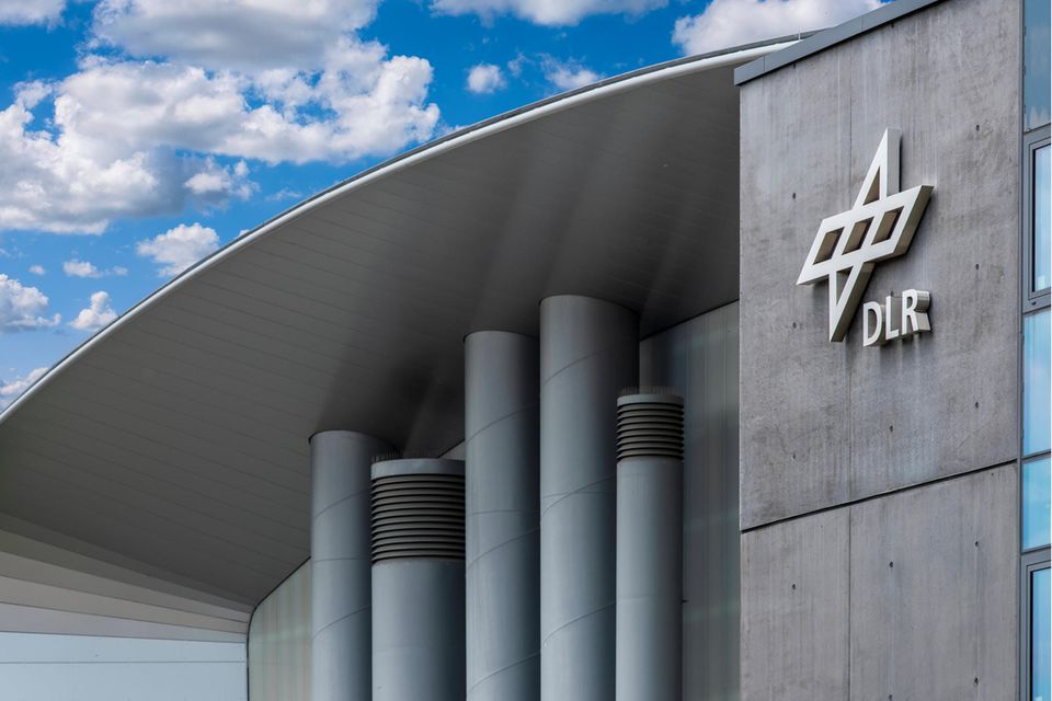 9 DLR Acht Newcomer schafften es 2023 in die Top 25. Der höchste Neueinsteiger war das Deutsche Zentrum für Luft- und Raumfahrt auf Platz neun. „Angenehmes Arbeitsklima, sehr verantwortungsvoller Umgang des Arbeitgebers mit der Pandemie. Gute Work-Life-Balance“, urteilte den Angaben zufolge ein Doktorand über den Verein mit Hauptsitz in Köln. Die Hürden für eine Berücksichtigung im Ranking waren vergleichsweise gering. Es reichten mindestens 20 Bewertungen in jeder der neun Kategorien. Es wurden zudem nur Unternehmen mit mindestens 1000 Beschäftigten berücksichtigt.