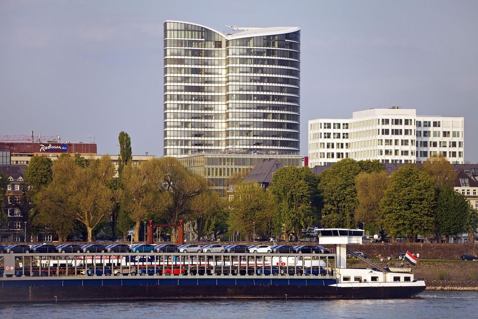 McKinsey & Company hatte es bislang nur einmal in das Ranking der besten deutschen Arbeitgeber geschafft. Das gelang 2020 mit einem vierten Platz. Nun kehrte die Unternehmensberatung nicht nur zurück. Sie eroberte sogar gleich mit einer Durchschnittsnote von 4,7 den ersten Platz. „Tolle Entwicklungsmöglichkeiten, sehr attraktives Gehalt, spannende Aufgabe“, meinte ein Berater aus Köln.