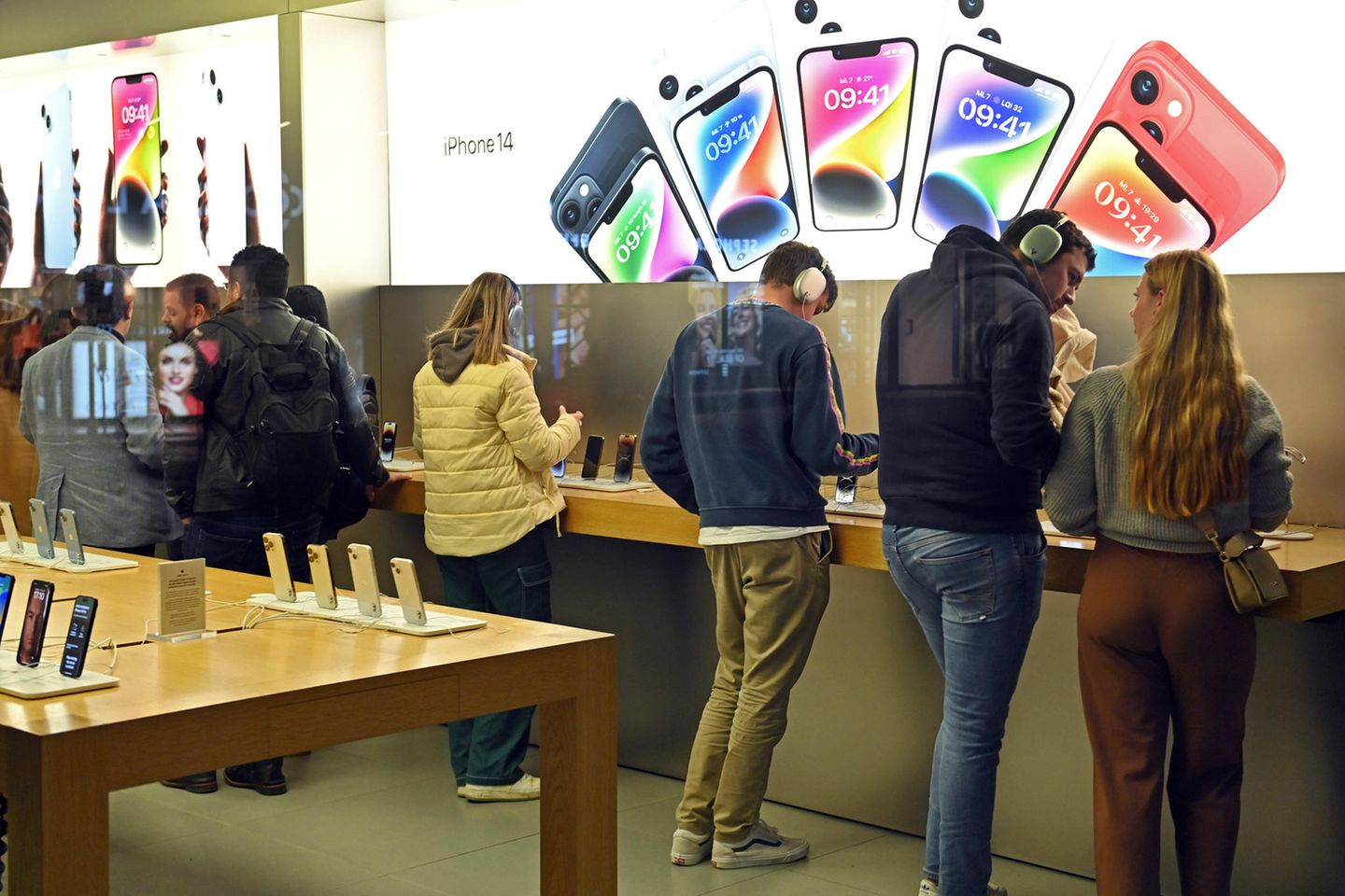 Kunden in einem Münchner Apple-Store