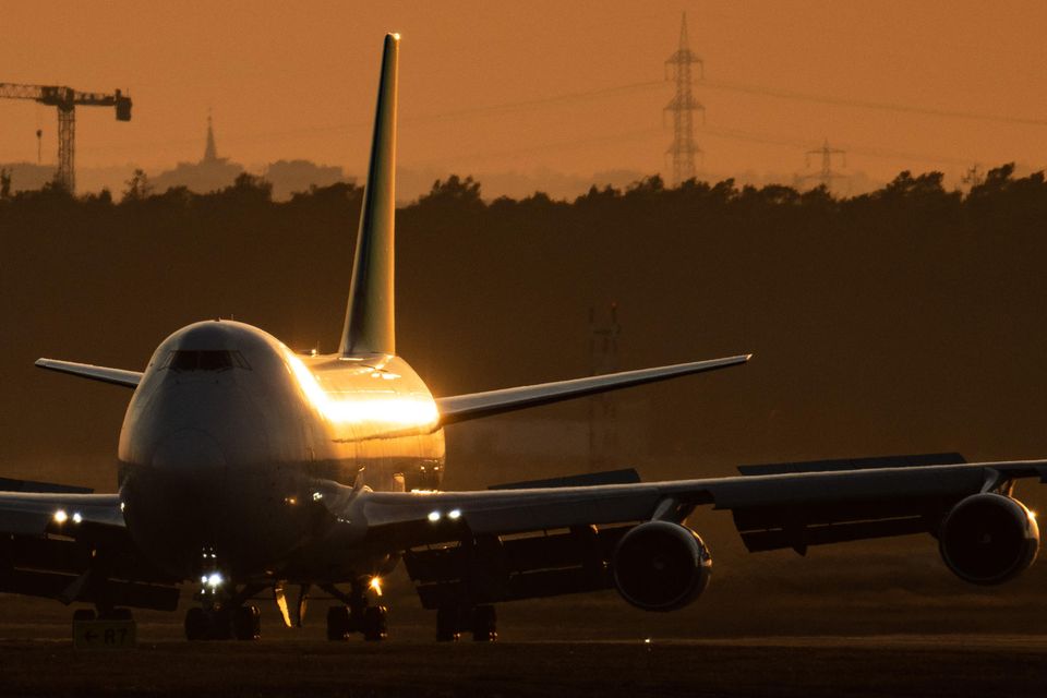 Eine Boeing 747 rollt im letzten Licht des Tages auf dem Flughafen Frankfurt zu ihrer Parkposition