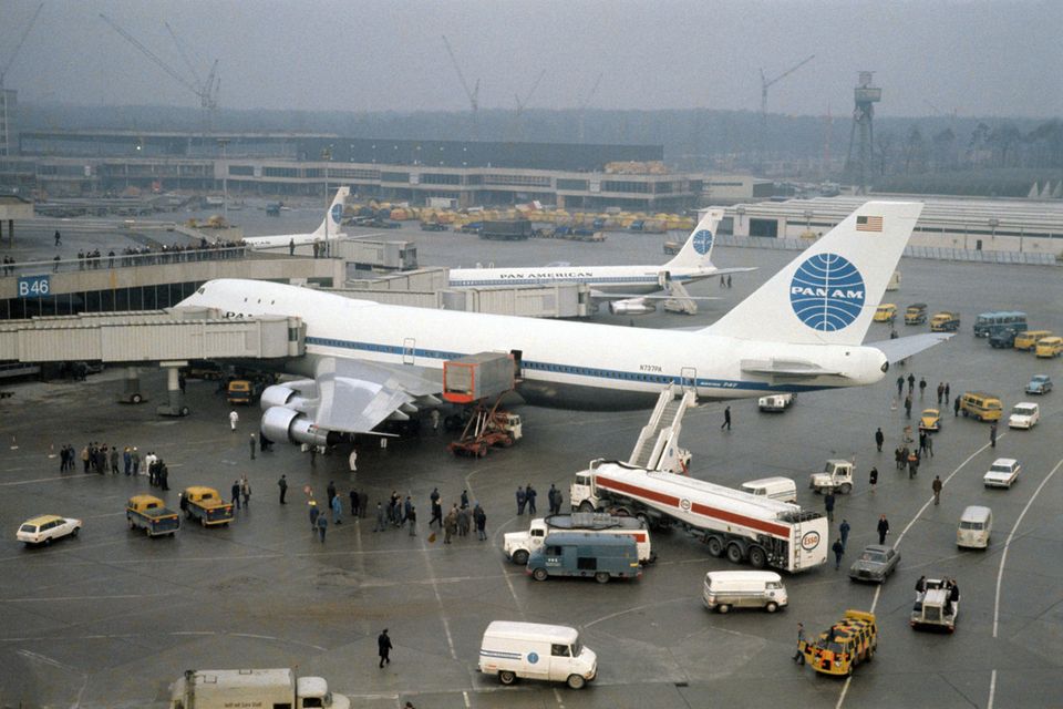 Wegen starken Nebels musste im Januar 1970 eine Boeing 747 der Pan American World Airways (PanAm) auf einem Flug von New York nach London zum Frankfurter Flughafen umgeleitet werden. Später wurde Lufthansa einer der wichtigsten 747-Kunden. Von der jüngsten Passagierversion 747-8, mit der Boeing nach der Jahrtausendwende gegen den noch größeren Airbus A380 punkten wollte, gingen 19 der insgesamt nur 47 Exemplare an die Frankfurter. Die letzte Maschine übergab der Hersteller im Dezember 2015. Die deutsche Fluggesellschaft hat auch noch einige ältere Boeing 747-400 im Bestand.