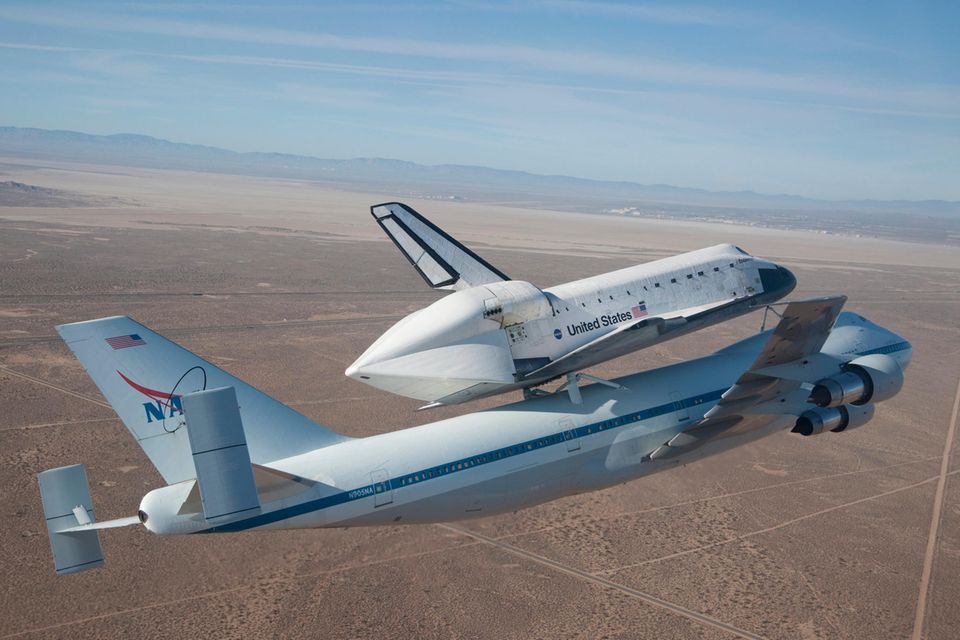 Ein Shuttle huckepack Für eine sehr spezielle Fracht baute die amerikanische Raumfahrtbehörde NASA den Jumbojet um: zum Tragen der Space Shuttle. In der Ära des Space-Shuttle-Programms wurden die „Shuttle Carrier Aircraft“ oder SCA eingesetzt, um die Weltraumfähren von den Landestellen zurück zum Startkomplex am Kennedy Space Center zu bringen – oder zu anderen Orten, die für den Bodentransport zu weit waren. Hier ist die SCA im September 2012 unterwegs zum Los Angeles International Airport, von wo die Shuttle ihre letzte Reise zu ihrem finalen Bestimmungsort antrat: dem Museum im California Space Center.