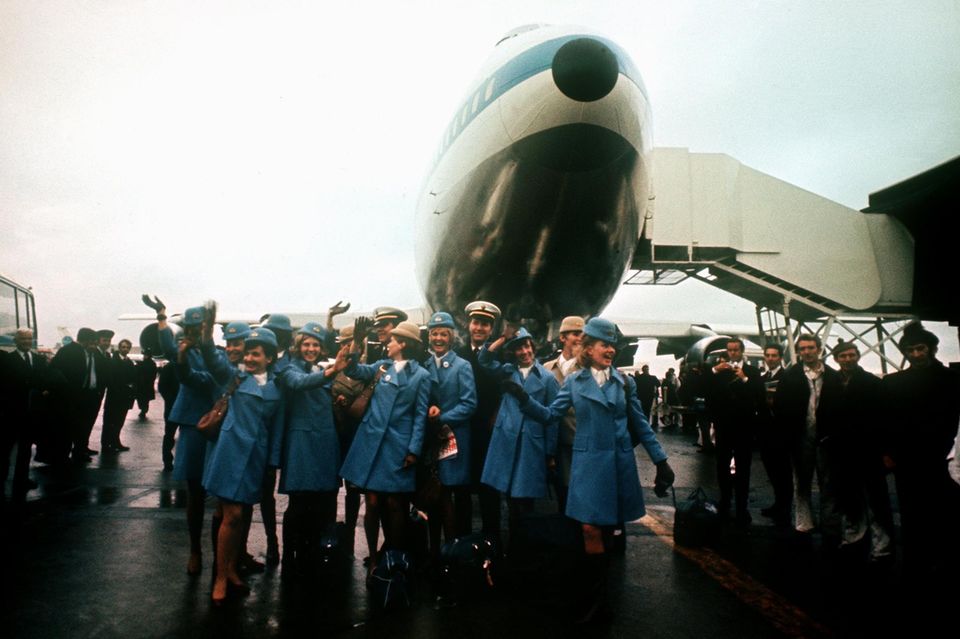 Bilder wie diese stehen wie wenige andere für die Revolution in der Geschichte der Luftfahrt. Im Januar 1970 landete eine Boeing 747 „Jumbo-Jet“ der PanAm auf dem Londoner Flughafen Heathrow. Die in dem legendären PanAm-Blau uniformierte Besatzung posierte winkend im Vordergrund des Flugzeuges. Es war die erste Landung eines Jumbo-Jets auf europäischem Boden.