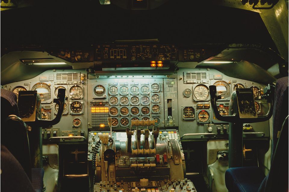 So sah das Cockpit einer Boeing 747 Jumbo in früheren Jahren aus. Zu der Zeit hatte die „Königin der Luftfahrt“ ihre beste Zeit wohl noch nicht hinter sich. Im Jahr 1990, dem Spitzenjahr der meistverkauften 747-400-Version, wurden phänomenale 70 Exemplare ausgeliefert. Im vergangenen Jahr lieferte Boeing nur noch fünf Stück der 747 aus. Inzwischen setzen die meisten Fluggesellschaften auf der Langstrecke auf Modelle, die nicht ganz so groß sind, darunter die Boeing-Typen 787 „Dreamliner“ und 777 sowie der Airbus A350.