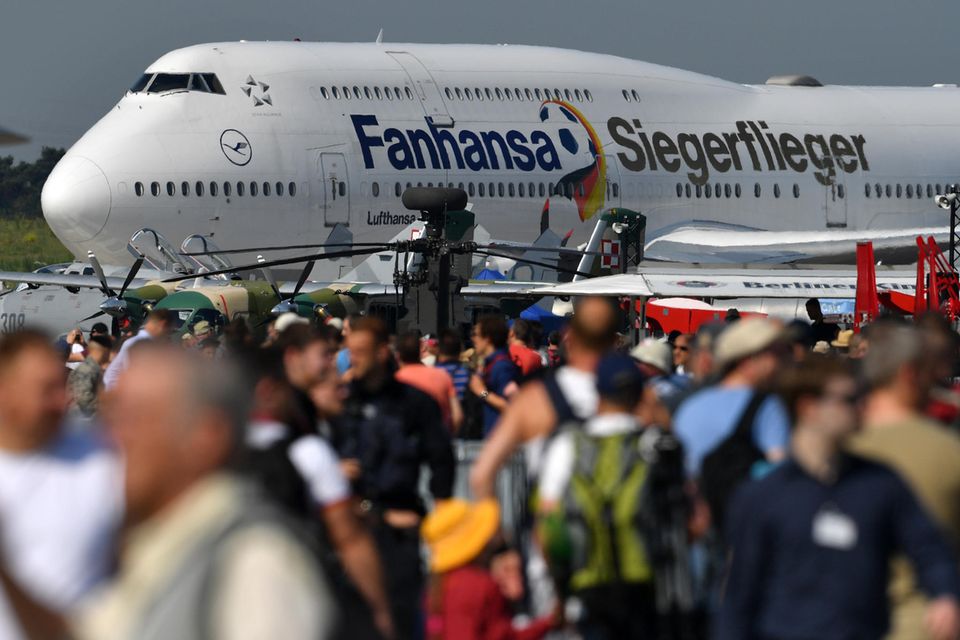 Besucher konnten ihn noch auf dem Gelände der Internationalen Luft- und Raumfahrtausstellung (ILA) in Schönefeld bei Berlin betrachten: Die Boeing 747-8 der Lufthansa wurde zum „Siegerflieger“ umgewidmet, um die Weltmeister-Auswahl des DFB von 2014 in Brasilien einzusammeln und die Mannschaft zur Siegesfeier nach Berlin zu fliegen. Vier Jahre später entfernte die Lufthansa den goldenen Schriftzug wieder, die Maschine trägt jetzt wieder den Städtenamen „Potsdam“.