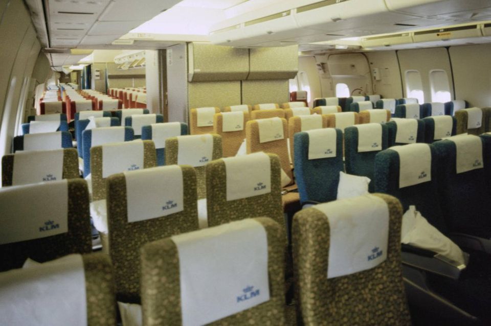 Der Jumbojet verhieß lange die ultimative Geräumigkeit, wie hier in der Kabine einer Boeing 747-200 von KLM am niederländischen Flughafen Schiphol in den 1980er-Jahren. Später zählte jeder Zentimeter, um so viel Passagiere wie möglich zu befördern. Die jüngste Variante 747-8, die über ein längeres Oberdeck, neue Tragflächen sowie sparsamere Triebwerke verfügte, bietet Platz für mehr als 600 Passagiere. Im Dezember waren noch 448 der Jumbojets im Einsatz. Die meisten Chancen auf einen Flug damit hat man bei Lufthansa oder Korean Air.