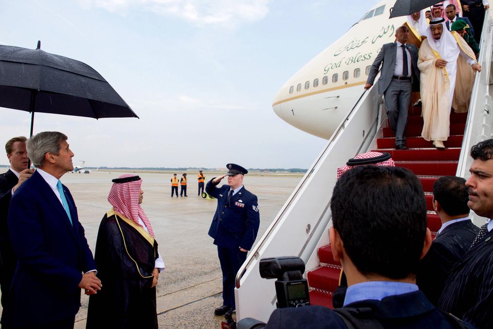 Bei Staatschefs beliebt Der saudische König Salman bin Abdulasis verlässt auf der Andrews Air Force Base von Camp Springs in Maryland seinen Regierungsflieger – eine Boeing 747. Der saudische König besuchte 2015 die USA, um Präsident Obama zu treffen, und wurde von Außenminister Kerry auf dem Rollfeld empfangen. Nicht wenige Jumbojets wurden luxuriös zu Staatsfliegern umgebaut und teilweise in den Innenräumen mit Gold verkleidet, wie es dem Sultan von Brunei nachgesagt wurde. Auch Kuwait, Marokko und Südkorea wählten die Boeing 747 zum Regierungsflieger aus. Die Türkei soll ihn als Geschenk von Katar erhalten haben. Zuletzt ersetzte Ägypten einen Airbus A340, und auch über Chinas Präsident wird berichtet, dass er ein Exemplar der Air China für Regierungszwecke umwidmen will.