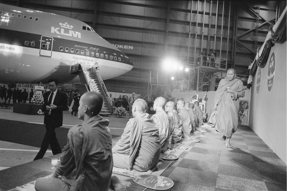 Die „City of Bangkok“ war die älteste bis vor kurzem noch in Betrieb befindliche B747 der Welt. Sie trug fast 30 Jahre die KLM-Lackierung um die Welt. Im Jahr 1989 wurde das Flugzeug vor seiner Inbetriebnahme durch die die niederländische Fluggesellschaft in einer aufwändigen Zeremonie am Flughafen Schiphol durch thailändische Mönche gesegnet und getauft. Erst 1991 flog das Flugzeug tatsächlich zum ersten Mal nach Bangkok. Der letzte Flug führte es von Los Angeles nach Amsterdam.