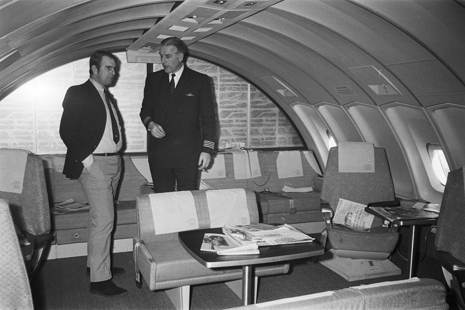So sah in den ersten Jahren eine Erste-Klasse-Lounge aus. Vor dem Massentourismus war das Fliegen nur den reichsten Passagieren vorbehalten. Das änderte sich zwar mit der Boeing 747, aber in den Anfängen bot sie ein exklusives luxuriöses Erlebnis. Die Sitze waren breit, boten viel Beinfreiheit und hatten üppige Polster. Die Mahlzeiten wurden mit Silberbesteck serviert, und als erstes Düsenflugzeug mit einer „oberen Etage“ konnten Passagiere das Oberdeck über eine Wendeltreppe erreichen.