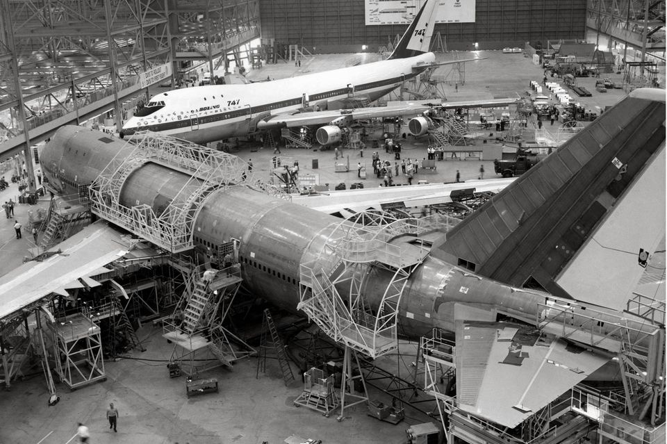 Boeing hat die die als „Königin der Lüfte“ bekannte 747 als das erste vierstrahlige Verkehrsflugzeug der Welt in 28 Monaten konstruiert. Das Werk in Everett, Washington, wurde 1967 für die Produktion des Mammutjets gebaut und ist seither der Standort geblieben. Nach Angaben des Flugzeugbauers ist das Werk nach wie vor die größte Produktionsstätte der Welt. Im Oktober 1969 ist hier der Jumbojet bei der Endmontage zu sehen.