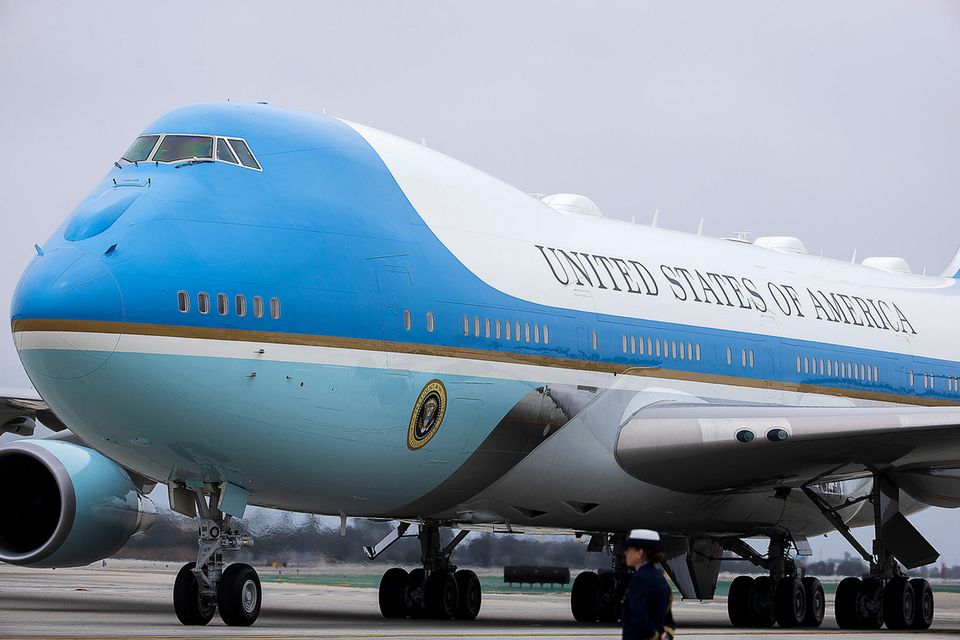 US-Präsident Biden ließ seine Regierungsmaschine Air Force One im vergangenen Jahr umspritzen. Offiziell wurden Temperaturbedenken angeführt. Doch wollte der demokratische Wahlsieger von den grellen Farben rot, weiß und blau seines Vorgängers Trump zu einem gedämpften Blau zurückkehren. Boeing sollte noch zwei Boeing-747-800-Modelle für die US-Regierung umbauen, um zwei in die Jahre gekommene 747-200 zu ersetzen. Die großen US-Airlines United und Delta hatten die Maschinen schon vor Jahren aus ihren Flotten genommen, in der Corona-Pandemie folgten auch Qantas und British Airways.