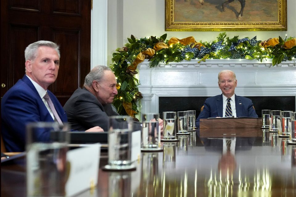 Kevin McCarthy (l.) und Joe Biden (r.) bei einem Treffen im Weißen Haus im vergangenen Jahr