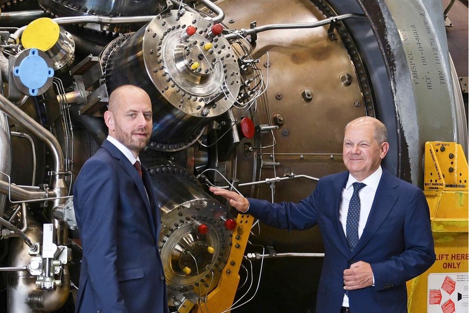 Bundeskanzler Olaf Scholz und Siemens-Energy-Chef Christian Bruch vor einer Siemens-Turbine