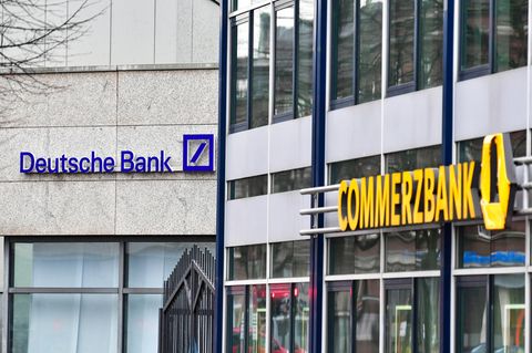 Zwei Filialen von Deutsche Bank und Commerzbank nebeneinander