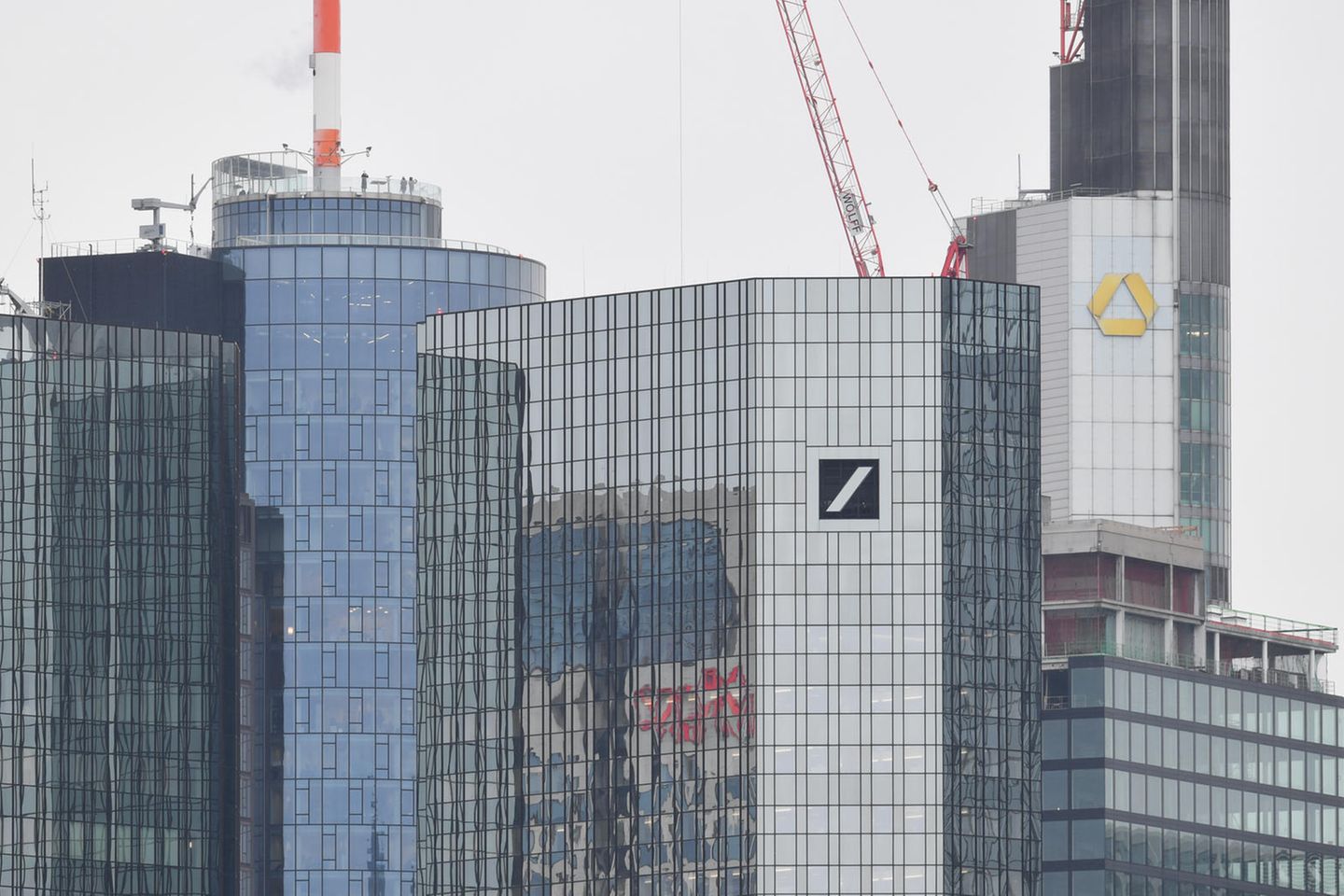 Die Zwillingstürme der Deutschen Bank stehen vor der Zentrale der Commerzbank in Frankfurt