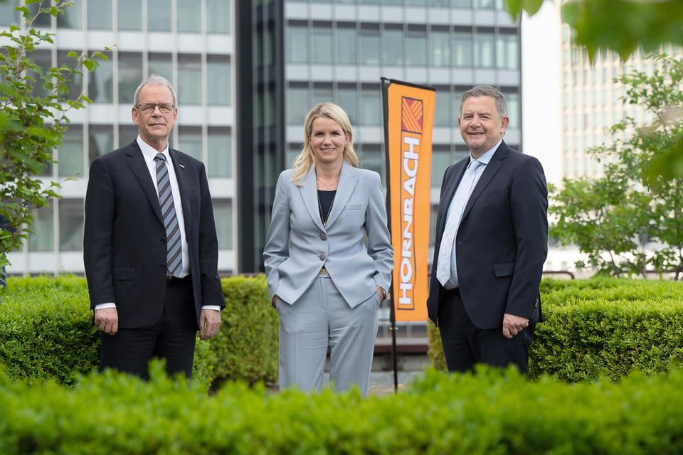 #5 Hornbach Die Baumarktkette Hornbach wurde 1877 gegründet. Mit Albrecht Hornbach führt heute ein Nachfahre des Firmengründers die Holding. Er bildet mit CFO Karin Dohm im Vorstand ein Duo. Hornbach tat sich im Frauenquote-Ranking zudem mit vier Frauen im sechsköpfigen Aufsichtsrat hervor.