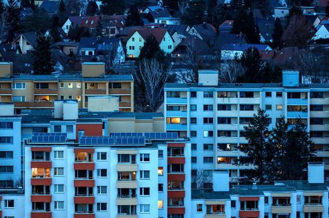 Blick auf Hochhäuser und Mehrfamilienhäuser in Berlin Neukölln