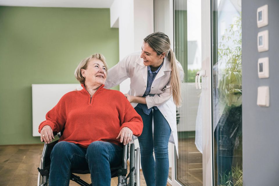 Auch Krankenpfleger wurden 2022 händeringend gesucht. Sie kamen auf Xing auf Platz drei der begehrtesten Berufe von Arbeitgeberseite. Auch hier spiegelte das Jahresgehalt mit 36.300 Euro die hohe Nachfrage nicht wirklich wider.