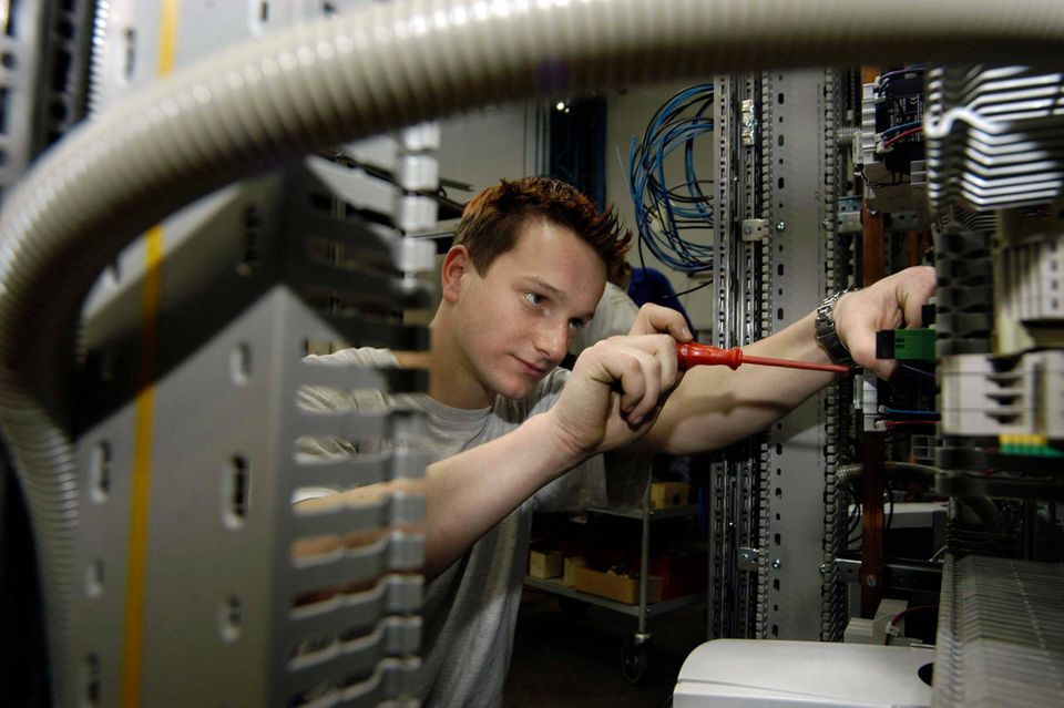„Zudem spiegelt sich auch die Energie- und Baukrise in dem Ranking der meistgesuchten Jobs wider“, teilte Xing mit. Denn auf Platz zwei landete 2022 der Elektromonteur. Das Vollzeit-Bruttogehalt lag hier den Angaben zufolge zuletzt bei durchschnittlich 39.000 Euro pro Jahr. Die Plätze acht bis zehn im Ranking der meistgesuchten Jobs gingen an Verkäufer im Einzelhandel, Buchhalter und Produktionsmitarbeiter.