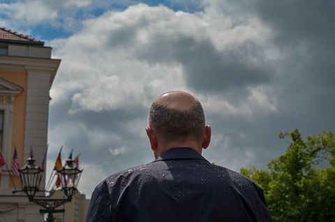 Lassen Politiker wie Bundeskanzler Scholz Deutschland im Regen stehen? Unser Kolumnist Peter Seppelfricke geht mit der Politik hart ins Gericht