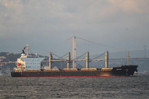 Der Getreidefrachter „Navi Star“ mit 33.000 Tonnen Korn für Irland passiert vergangenen August den Bosporus in Istanbul