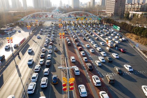 Zehnspurige Autobahnen sind in China Alltag 