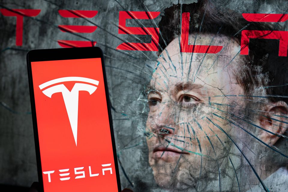 Elon Musk hat mit seiner erratischen Twitter-Übernahme viele Aktionäre seines Autobauers Tesla verstört. Manche vermuten dahinter aber auch eine Strategie
