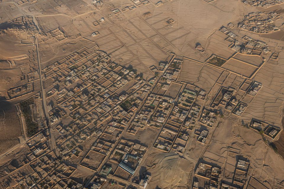 Afghanistan belegt im Peace Index mit 3,6 Punkten unter 163 Ländern den letzten Platz. Die Lage hat sich demnach in fast allen Bereichen verschlechtert. Auf Rang 153 kam die Ukraine. Sie hatte 2021 den 136. Platz belegt, 2010 war es Rang 117. Die Ukraine schnitt im aktuellen Ranking noch sieben Plätze besser ab als der Kriegstreiber Russland. Und wie friedlich war Deutschland?