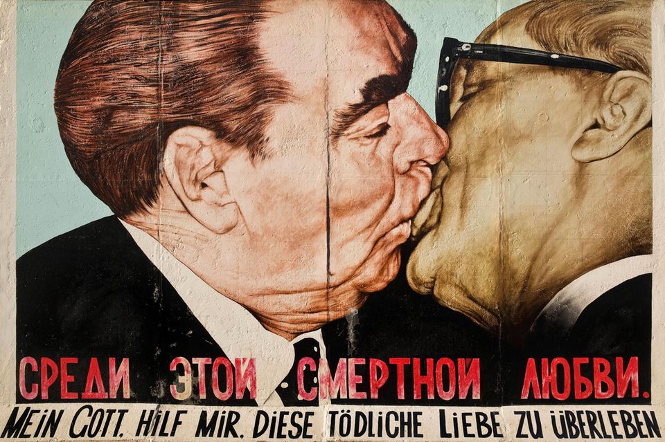 Deutschland schneidet im aktuellen Peace Index auf Platz 16 der friedlichsten Nationen ab. Eine Endnote von 1,462 Punkten reichte für den Aufstieg um drei Plätze, wo Deutschland nun vor Norwegen, Malaysia und Bhutan rangierte. Die Bundesrepublik hatte 2010 noch auf Platz 23 des Friedensrankings gelegen. Insbesondere die Waffenexporte und der Bestand an schweren Waffen drückten das Ergebnis. Sehr schlecht schnitten die USA auf Platz 129 ab. Sie wurden schlechter bewertet als Länder wie die Elfenbeinküste, der Kongo oder Saudi-Arabien.