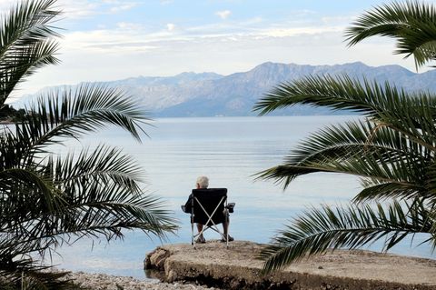 Ein Rentner am Palmenstrand in Kroatien
