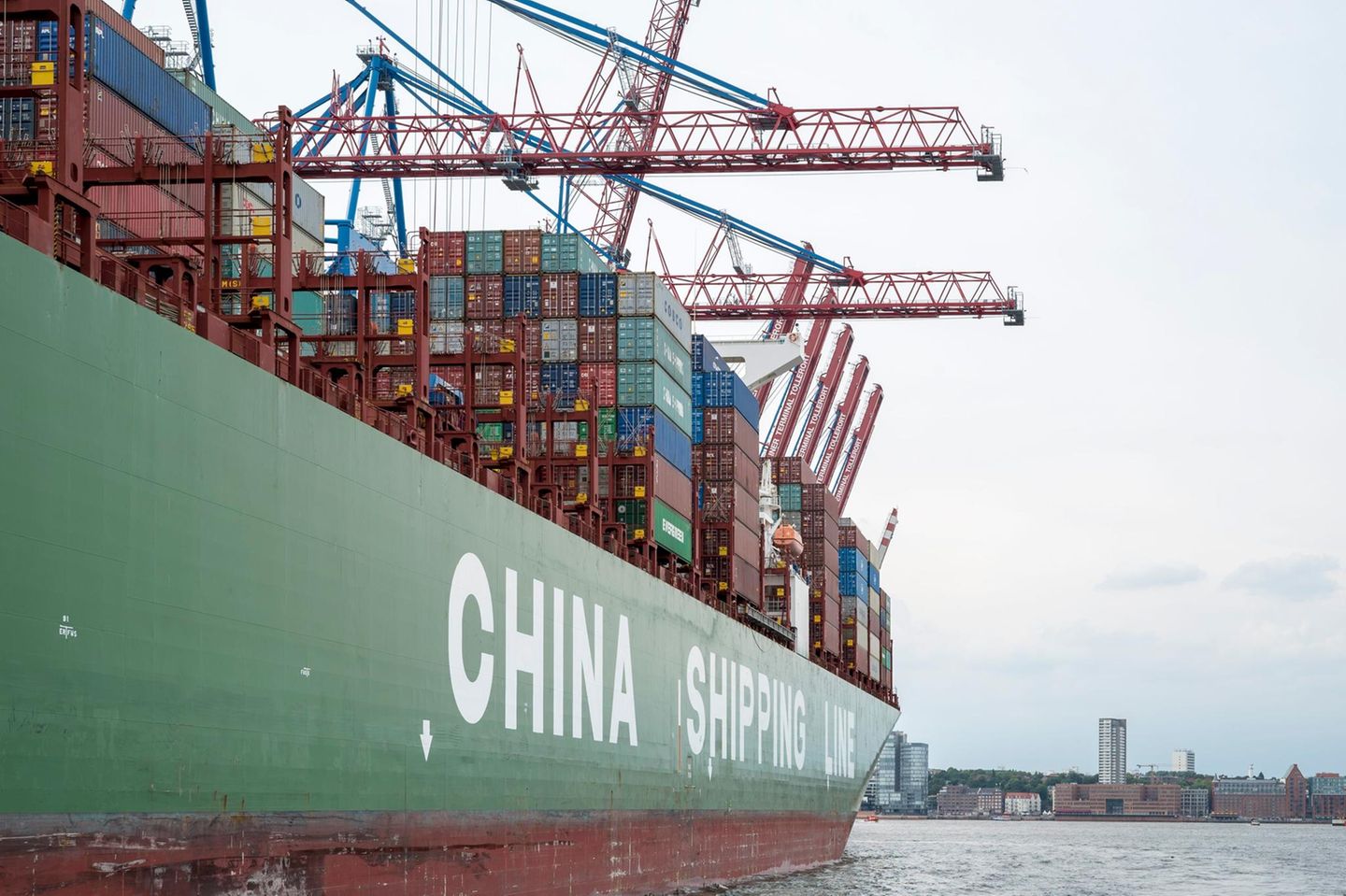 Chinesisches Containerschiff im Hamburger Hafen