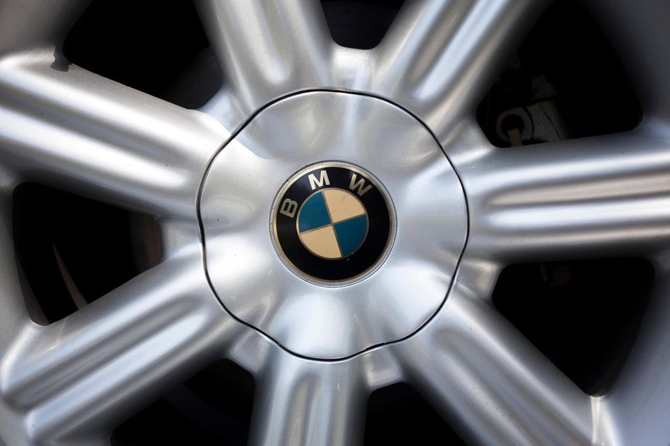 BMW gehörte mit einem Minus in Höhe von 5,7 Prozent ebenfalls zu den Verlierern bei den Neuzulassungen 2022. 209.722 Pkw reichten nur noch für einen Anteil von 7,9 Prozent und Platz vier der beliebtesten Automarken der Deutschen. Damit fiel BMW hinter einen wichtigen Konkurrenten zurück.