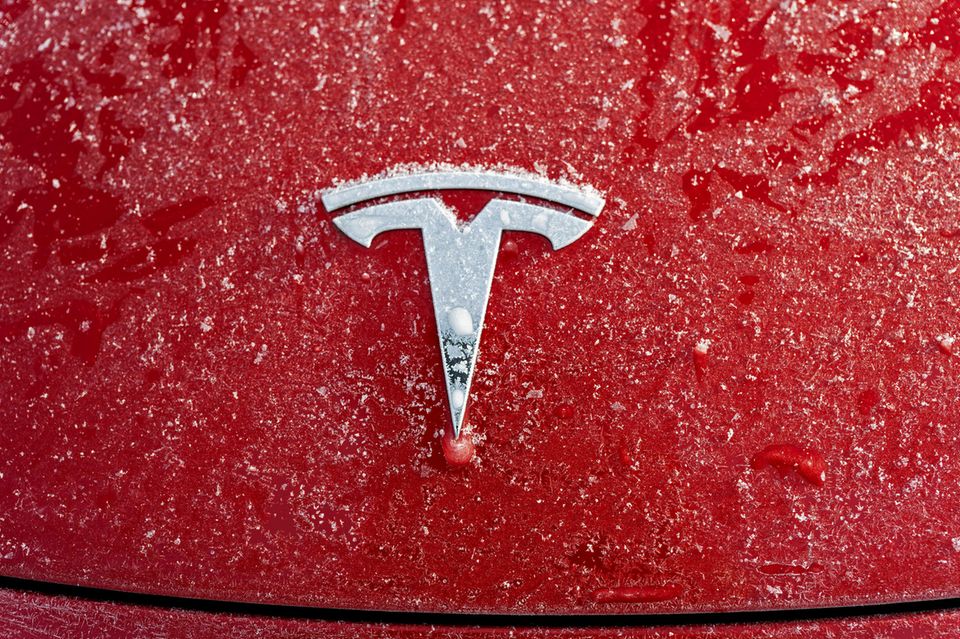 Tesla sorgt mit weltweiten Preissenkungen für Aufruhr in der Branche. Schon zum Jahresende 2022 zogen die Verkäufe in Deutschland stark an. Von Januar bis Dezember errechneten die Beamten ein Plus von 76,2 Prozent auf 69.963 Fahrzeuge. Das entsprach den Angaben zufolge einem Anteil von 2,6 Prozent. Von Dezember 2022 zu 2021 verzeichnete das Kraftfahrt-Bundesamt sogar einen Zuwachs von 162,7 Prozent. Tesla stellte zum Jahresende bereits 5,6 Prozent aller Neuzulassungen von Personenkraftwagen. Größter Gewinner 2022 war aber ein anderer Hersteller aus dem Ausland.