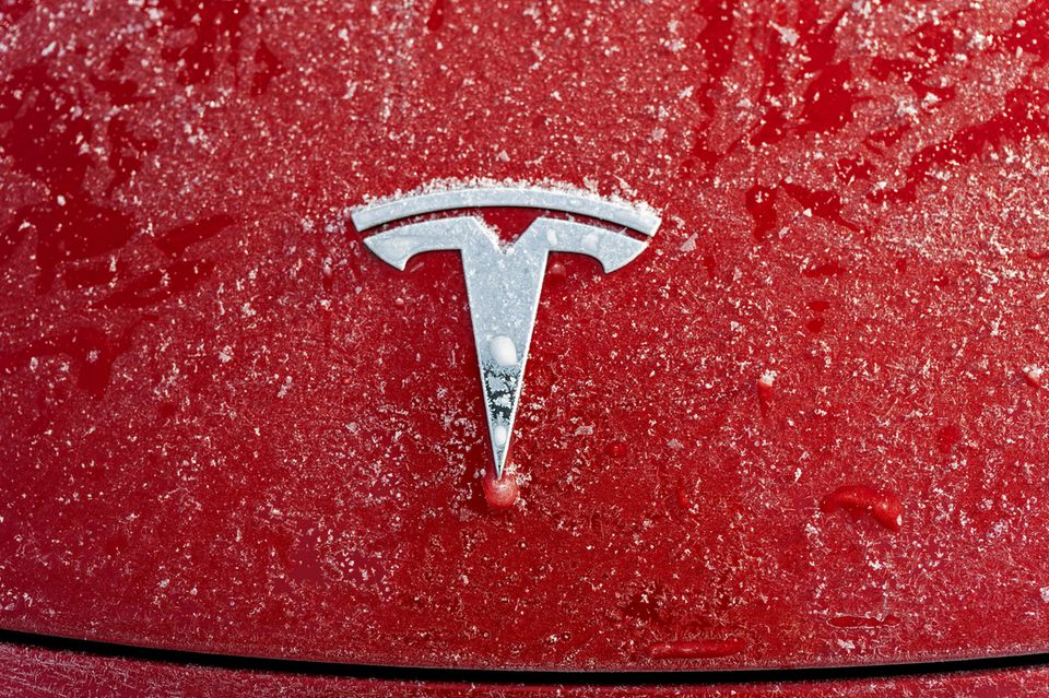 Tesla sorgt mit weltweiten Preissenkungen für Aufruhr in der Branche. Schon zum Jahresende 2022 zogen die Verkäufe in Deutschland stark an. Von Januar bis Dezember errechneten die Beamten ein Plus von 76,2 Prozent auf 69.963 Fahrzeuge. Das entsprach den Angaben zufolge einem Anteil von 2,6 Prozent. Von Dezember 2022 zu 2021 verzeichnete das Kraftfahrt-Bundesamt sogar einen Zuwachs von 162,7 Prozent. Tesla stellte zum Jahresende bereits 5,6 Prozent aller Neuzulassungen von Personenkraftwagen. Größter Gewinner 2022 war aber ein anderer Hersteller aus dem Ausland.