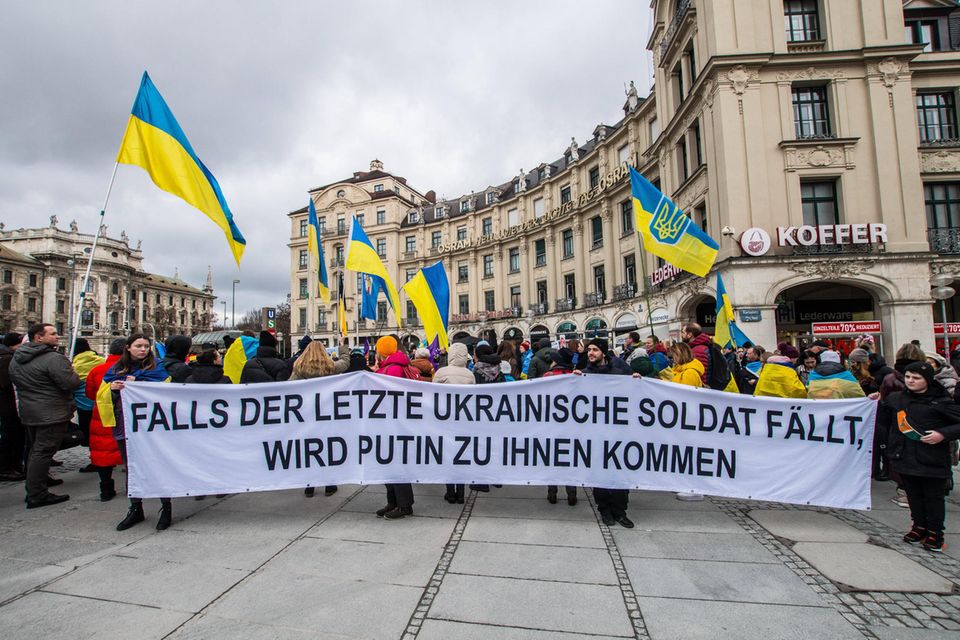 Von Helmen über Panzerhaubitzen bis Kampfjets: Die Frage, welche Art von Waffen Deutschland der Ukraine liefern soll, bewegte unmittelbar nach dem russischen Angriff die deutsche Öffentlichkeit. „Jeweils 19 Prozent benennen bei der Frage nach den Ereignissen des Jahres 2022 die Waffenlieferungen Deutschlands an die Ukraine sowie die tote Polizistin und den toten Polizisten bei einer Verkehrskontrolle im rheinland-pfälzischen Kusel“, teilte YouGov mit. Wegen der Gewalttat am 31. Januar 2022 wurde Ende des Jahres ein 39-Jähriger wegen Mordes zu lebenslanger Haft verurteilt. Das Gericht stellte zudem die besondere Schwere der Schuld fest. Die Polizisten hatten den Wilderer offenbar auf frischer Tat ertappt.