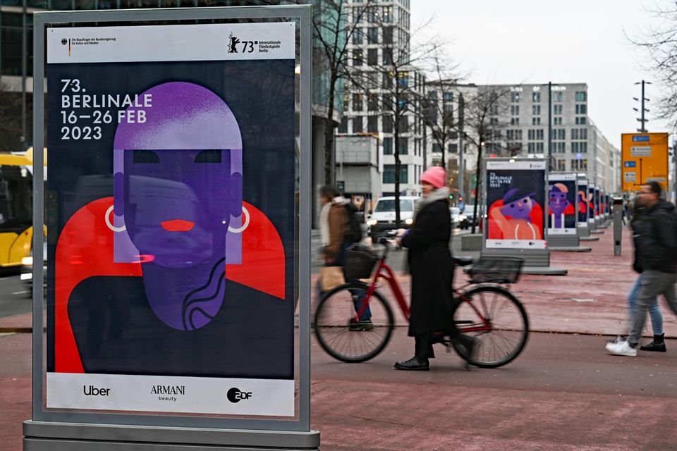 Plakate für das Filmfestival Berlinale stehen am Potsdamer Platz