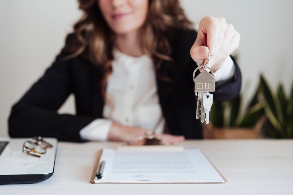 Immobilien waren 2022 kein gutes Investment, die zu erwartenden Mieteinnahmen waren angesichts der hohen Raten zu niedrig. Der Anteil der Eigennutzer unter den Immobilienkäufern stieg folgerichtig von 67 Prozent auf 73 Prozent. 
