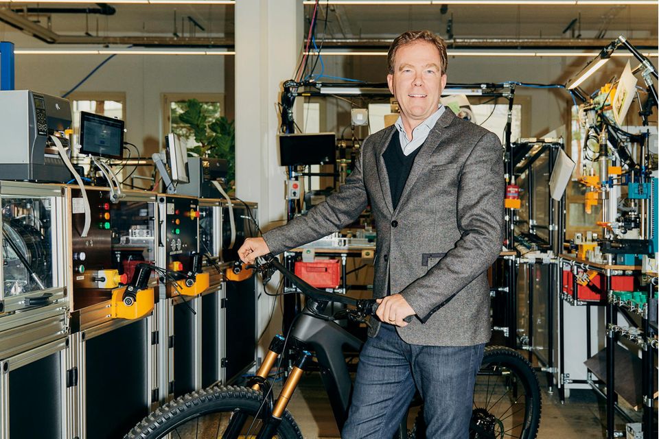 CEO Jan  Becker und ein E-Bike, das mit einem Fazua-Antrieb bestückt ist