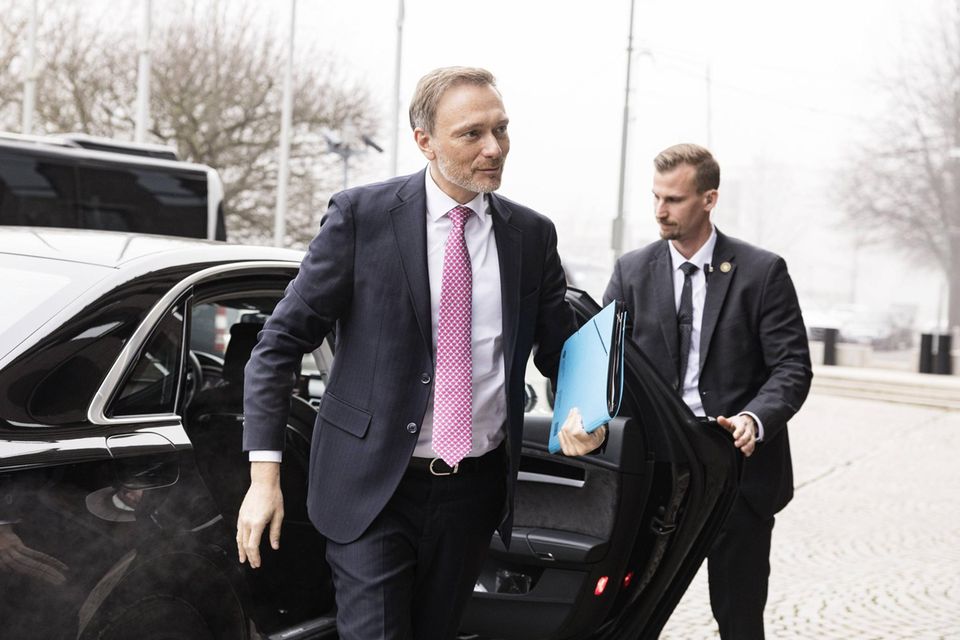 Christian Lindner auf dem Weg ins finnische Parlament nach Helsinki