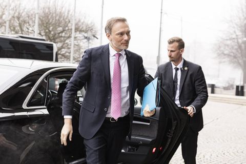 Christian Lindner auf dem Weg ins finnische Parlament nach Helsinki
