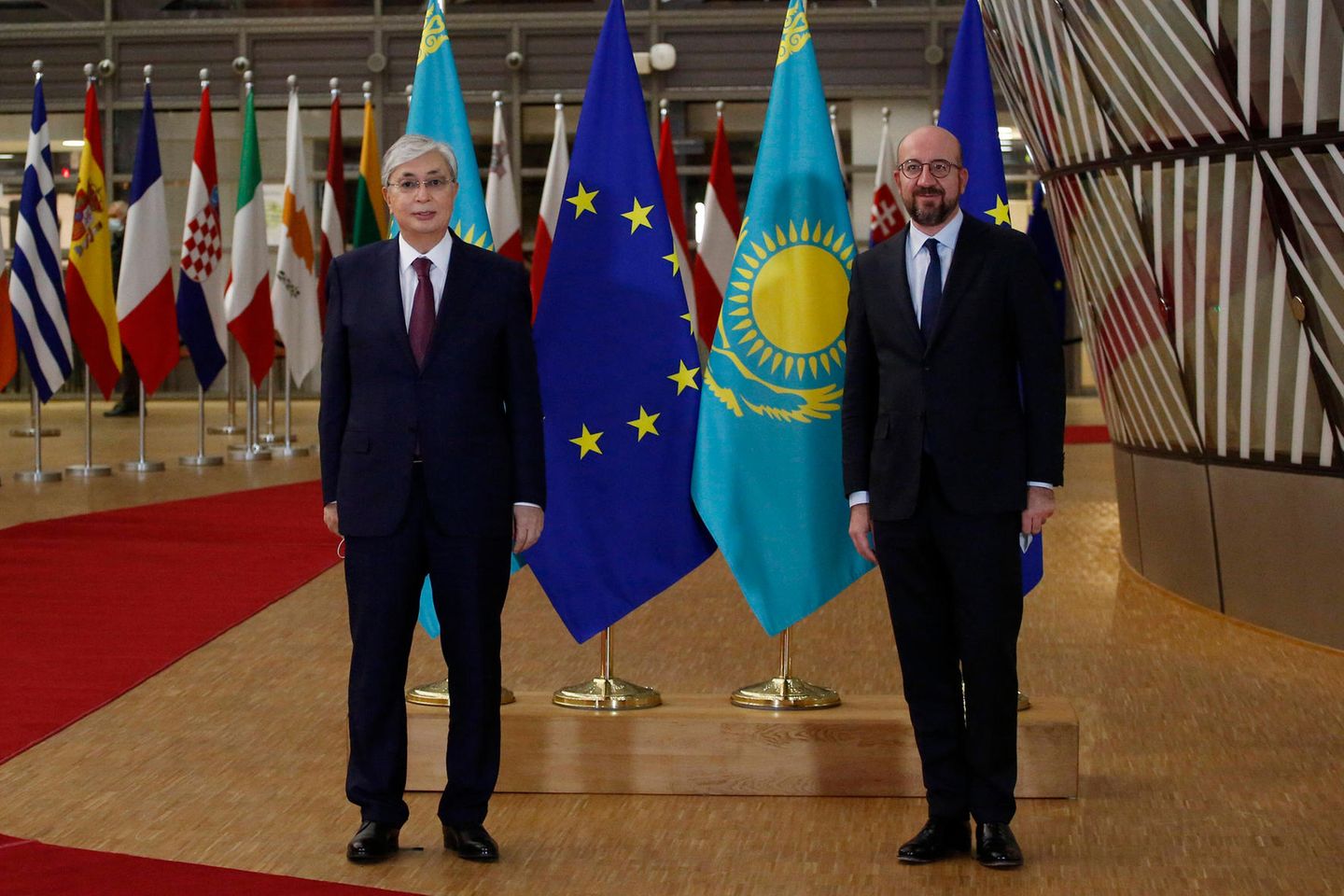 Kaschachtans Präsident Kassym-Schomart Tokajew mit EU-Ratspräsident Charles Michel Ende November 2021 in Brüssel