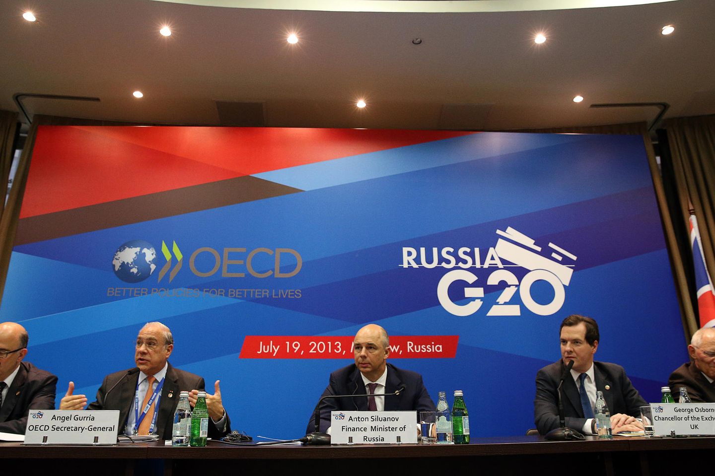 OECD-Generalsekretär Angel Gurria (zweiter von links) mit den Finanzministern von Frankreich, Russland, Großbritannien und Deutschland