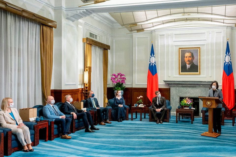 Taiwans Präsidentin Tsai Ing-wen spricht zu einer Delegation des litauischen Parlaments