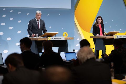 Commerzbank-CEO Manfred Knof und Finanzvorständin Bettina Orlopp bei der Bilanzpressekonferenz am 16. Februar 2023
